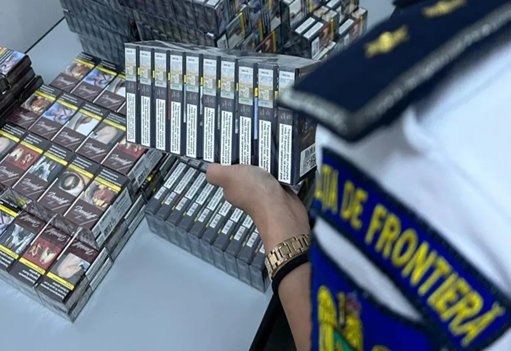 10.400 de țigarete descoperite, ascunse într-un microbuz, de polițiștii de frontieră giurgiuveni