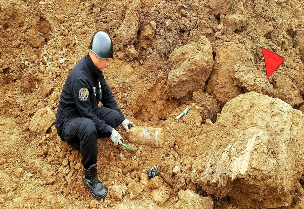 Proiectil de calibrul 152 mm, descoperit pe izlazul comunal dintr-o comună din Giurgiu