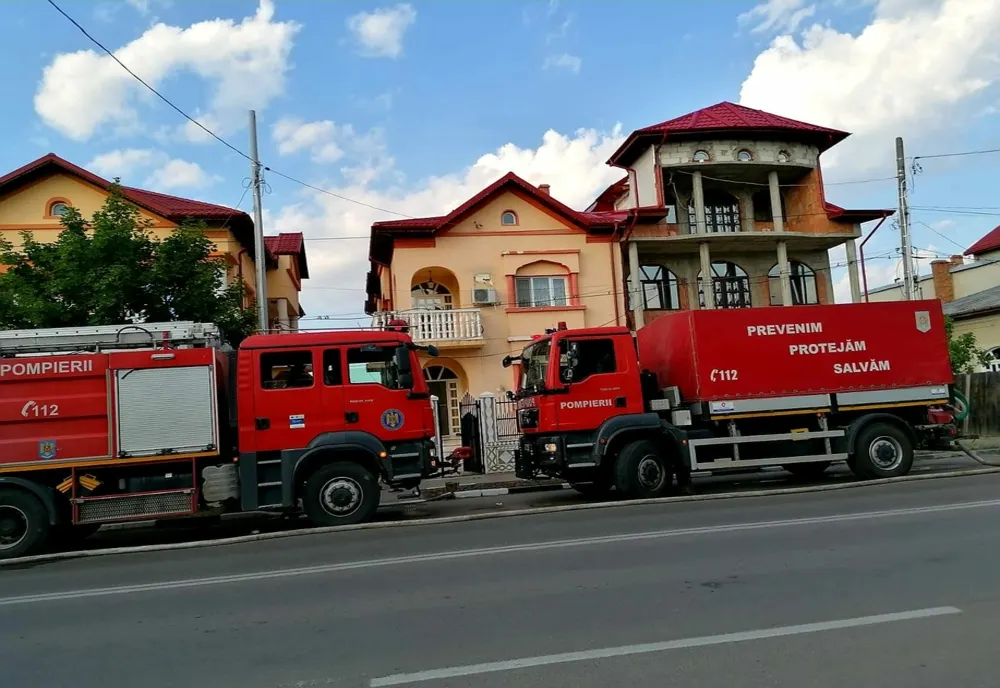Giurgiu. O casă de pe strada Gării a luat foc. Două autospeciale de pompieri intervin la faţa locului