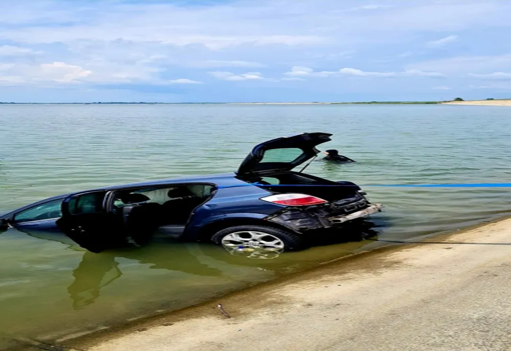 Giurgiu. Un bărbat a căzut cu autoturismul în râul Argeş, în zona barajului de la Mihăileşti- video
