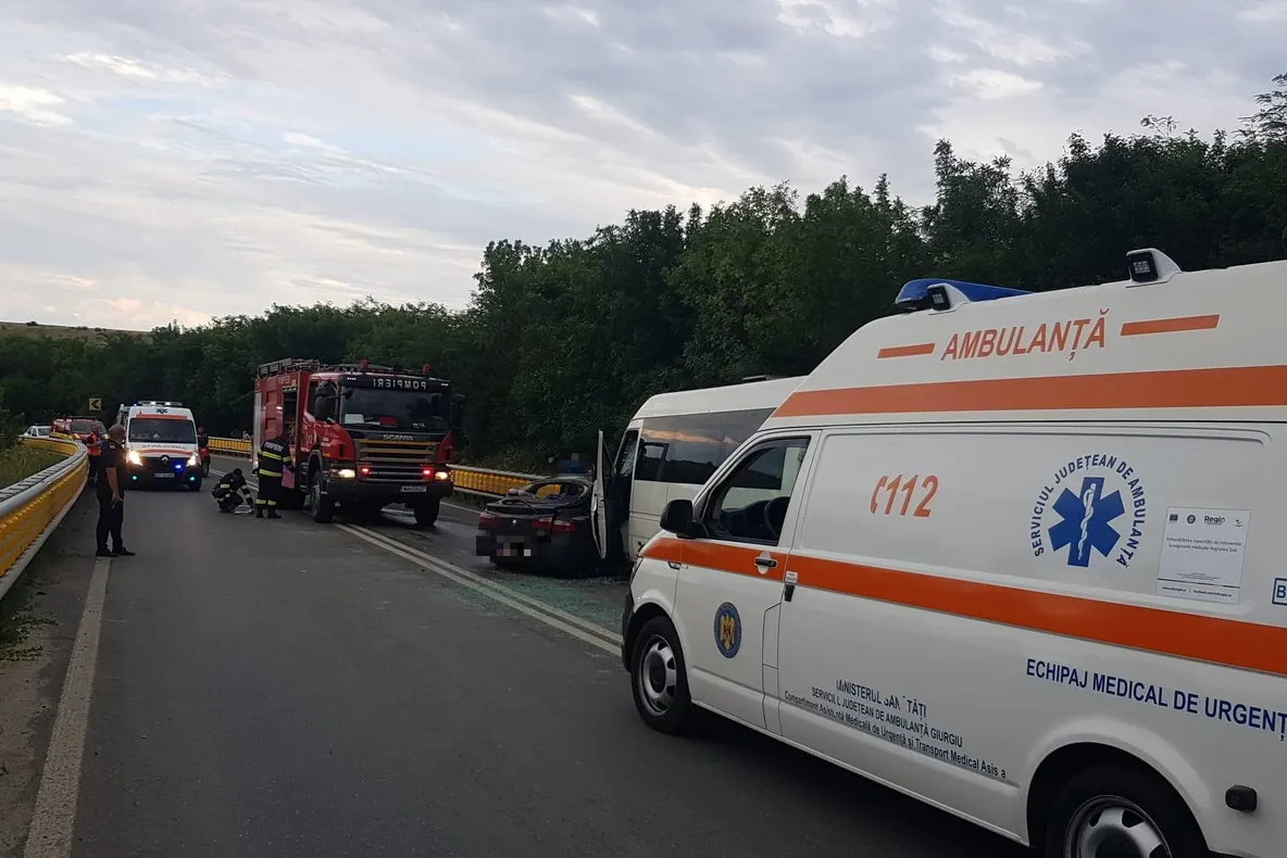 Giurgiu. Accident pe DN 6, între un microbuz cu 16 pasageri şi un autoturism. A fost activat planul roşu de intervenţie