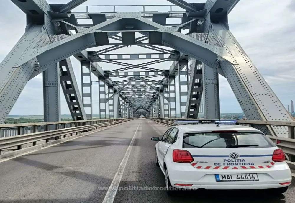 Șoferul unei autoutilitare cercetat în stare de arest preventiv pentru trafic de migranți