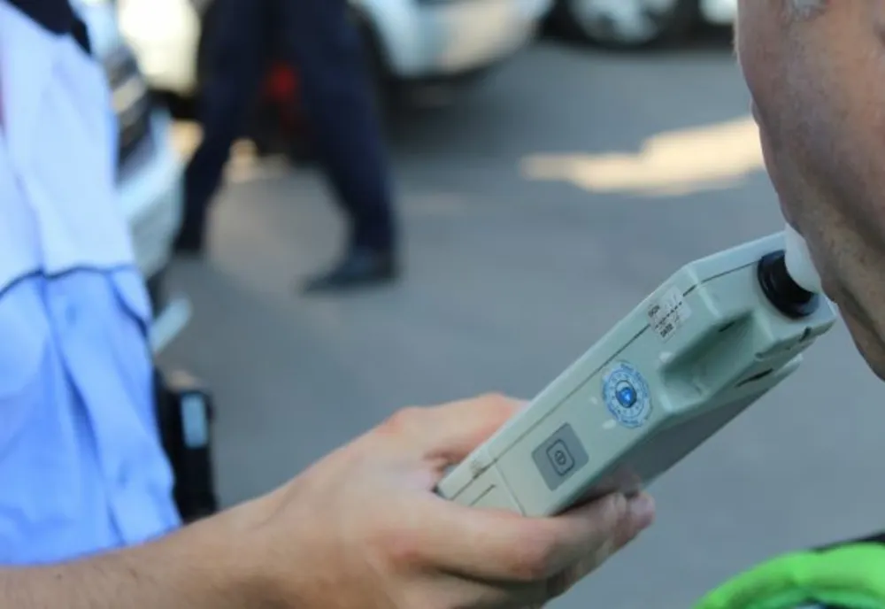 Giurgiu. Bărbat depistat băut şi fără permis, la volan, după ce a lovit autoturismul unui vecin
