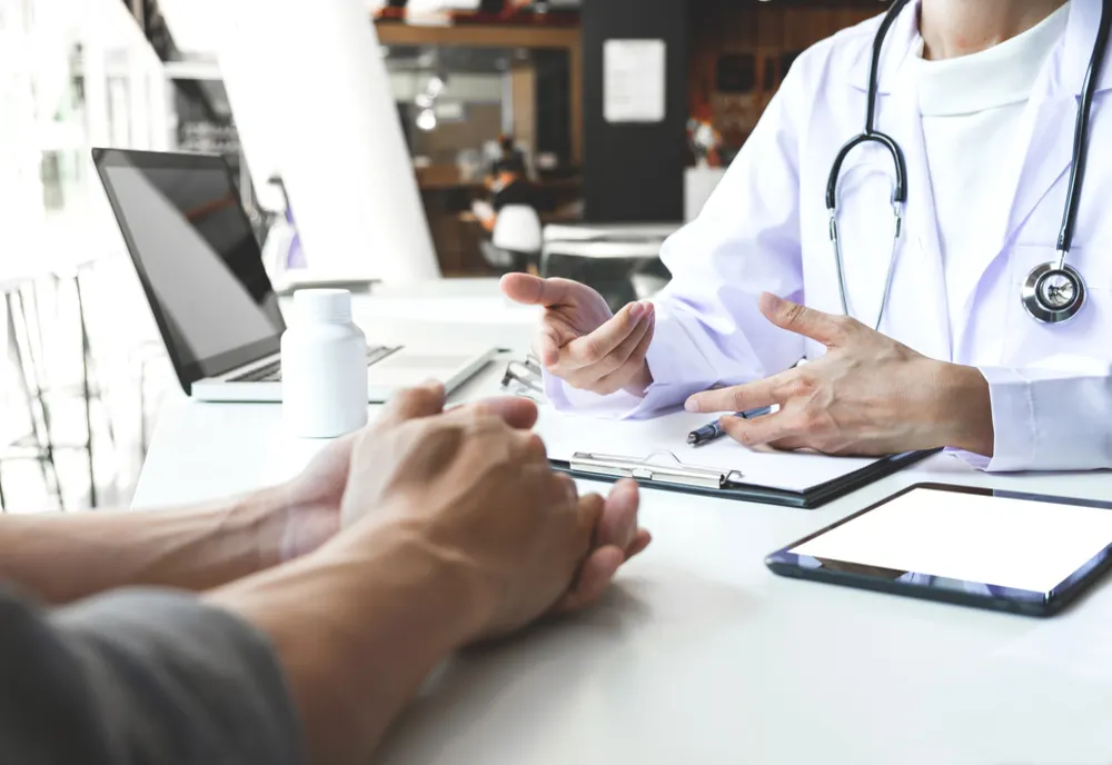 Românii fără asigurare medicală se pot înscrie pe listele medicilor de familie