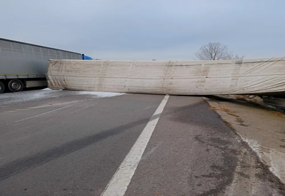 Giurgiu. Un autotren încărcat cu uree s-a răsturnat pe DN 5