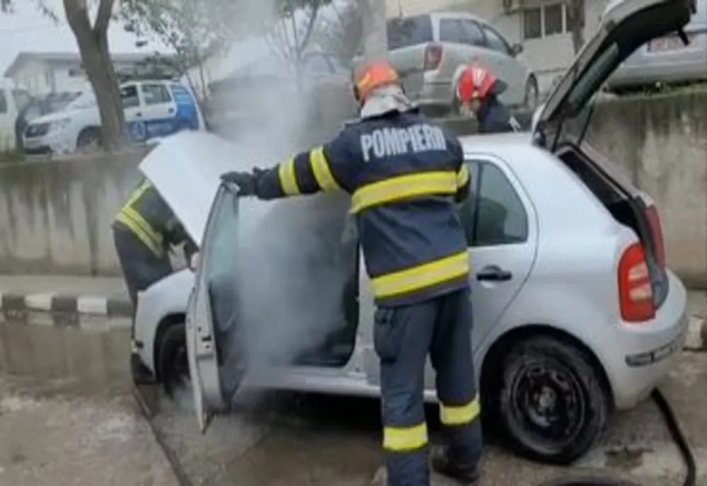 Maşină în flăcări, pe strada Rozelor din municipiul Giurgiu