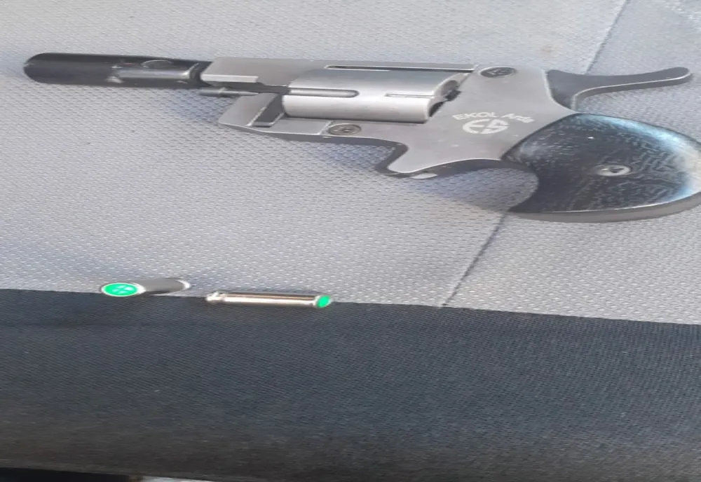 Giurgiu. Un bărbat a fost găsit cu un pistol asupra sa, chiar în preajma unui cunoscut liceu din localitate!