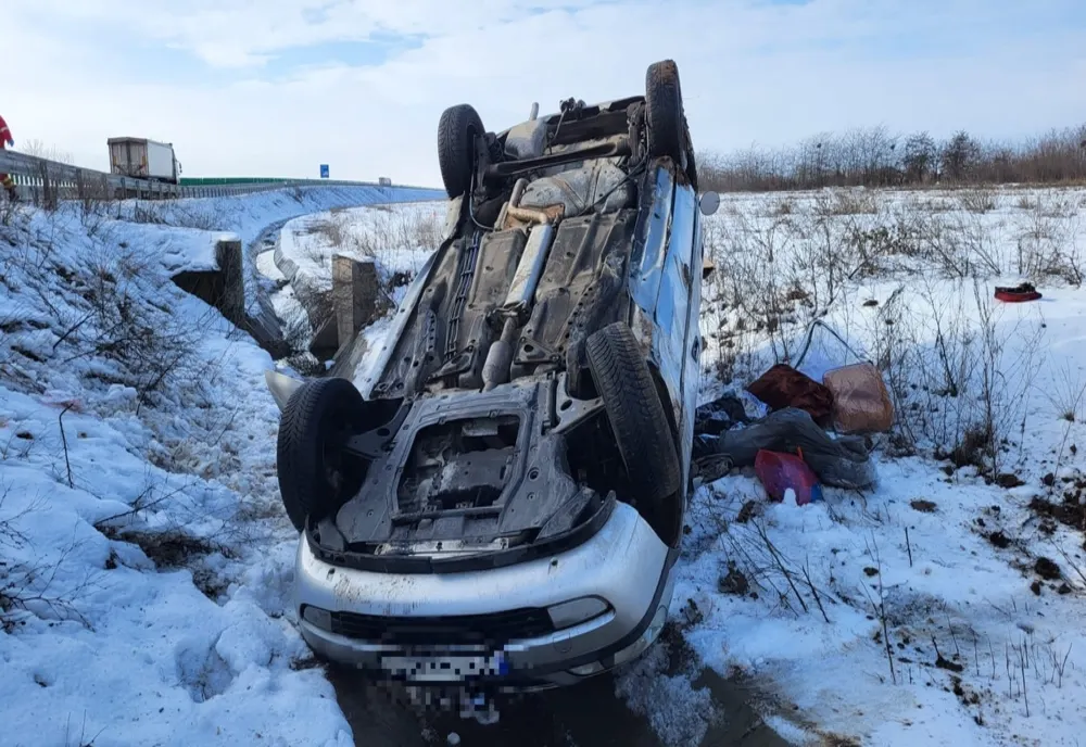 Femeie rănită pe centura Mihăileşti după ce maşina în care se afla s-a răsturnat pe plafon