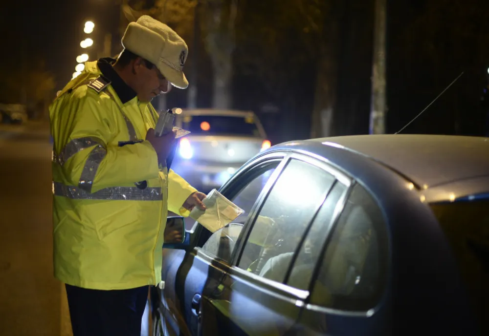 Giurgiu. Doi bărbaţi depistaţi de poliţiştii rutieri la volanul autoturismului, deşi aveau dreptul de a conduce suspendat