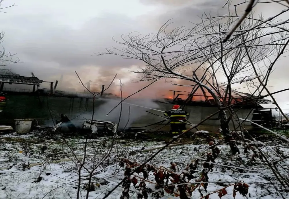 Giurgiu. Incendiu într-o gospodărie din localitatea Găujani! Un bărbat de 58 de ani a suferit arsuri la nivelul capului