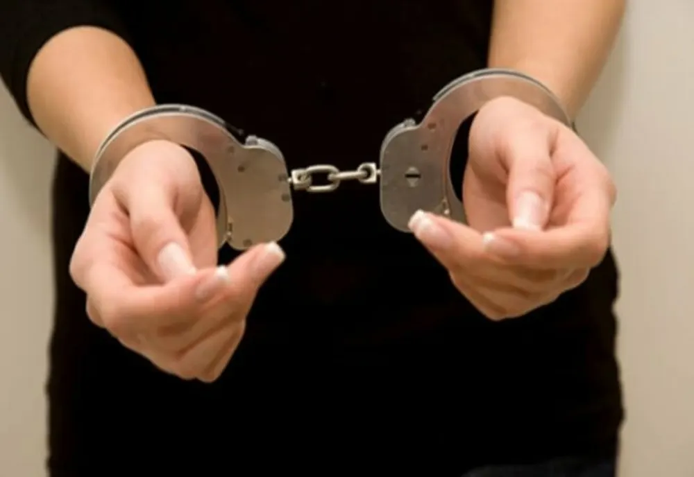 Giurgiu. Mama unui elev, reţinută de poliţişti după ce ar fi agresat fizic două eleve chiar în timpul orelor