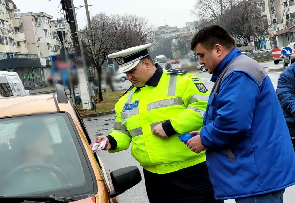 Poliţiştii din Giurgiu "au amendat" cu mărţişoare participantele la trafic 