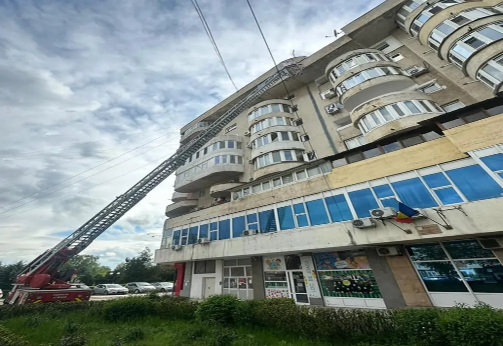 Giurgiu. Atenţie, cad bucăţi de tencuială de la faţada unui bloc!  Pompierii au intervenit de urgenţă
