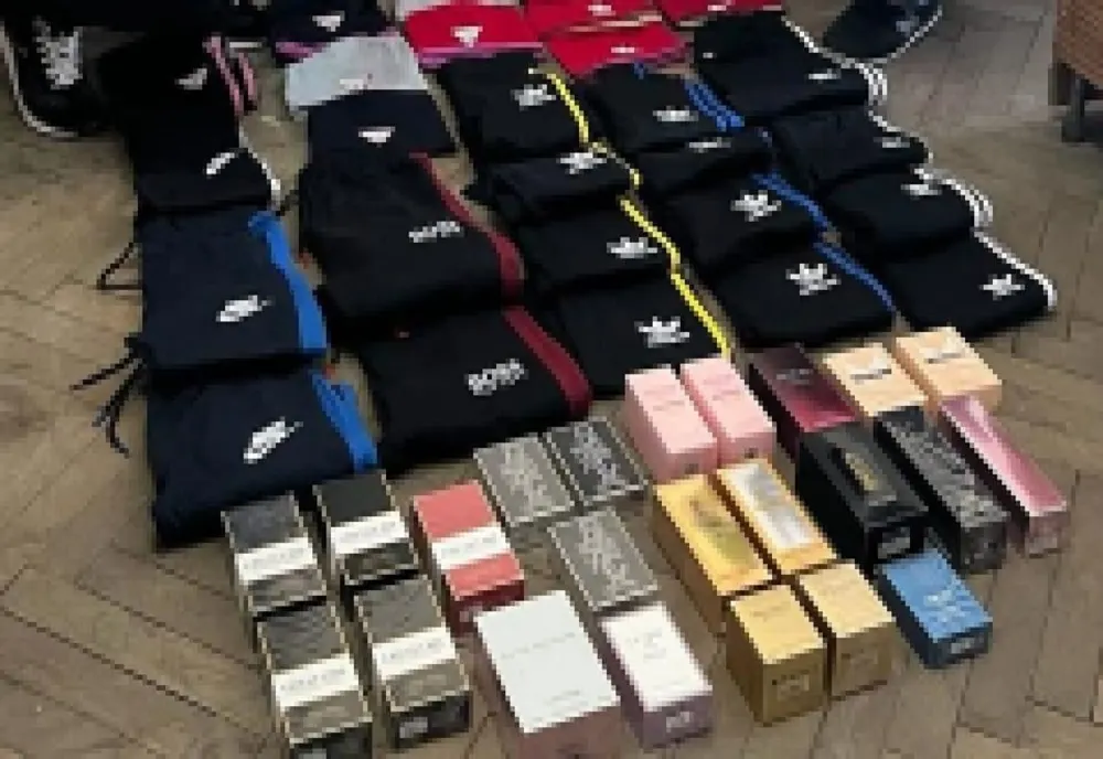 Peste 4.000 de parfumuri şi haine contrafăcute, depistate de poliţiştii de frontieră giurgiuveni