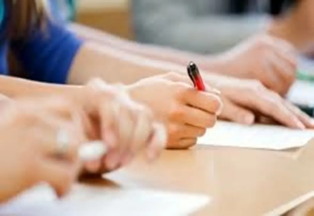 Cum vrea Ministerul Educației să forțeze încheierea mediilor