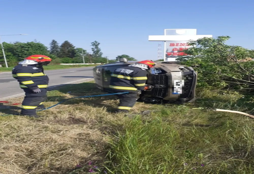 Accident în Ghimpaţi. Un autoturism s-a răsturnat în afara părţii carosabile
