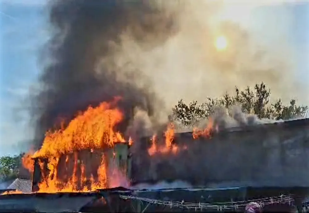 Trei case din Giurgiu, distruse de incendiu declanşat de la un scurtcircuit