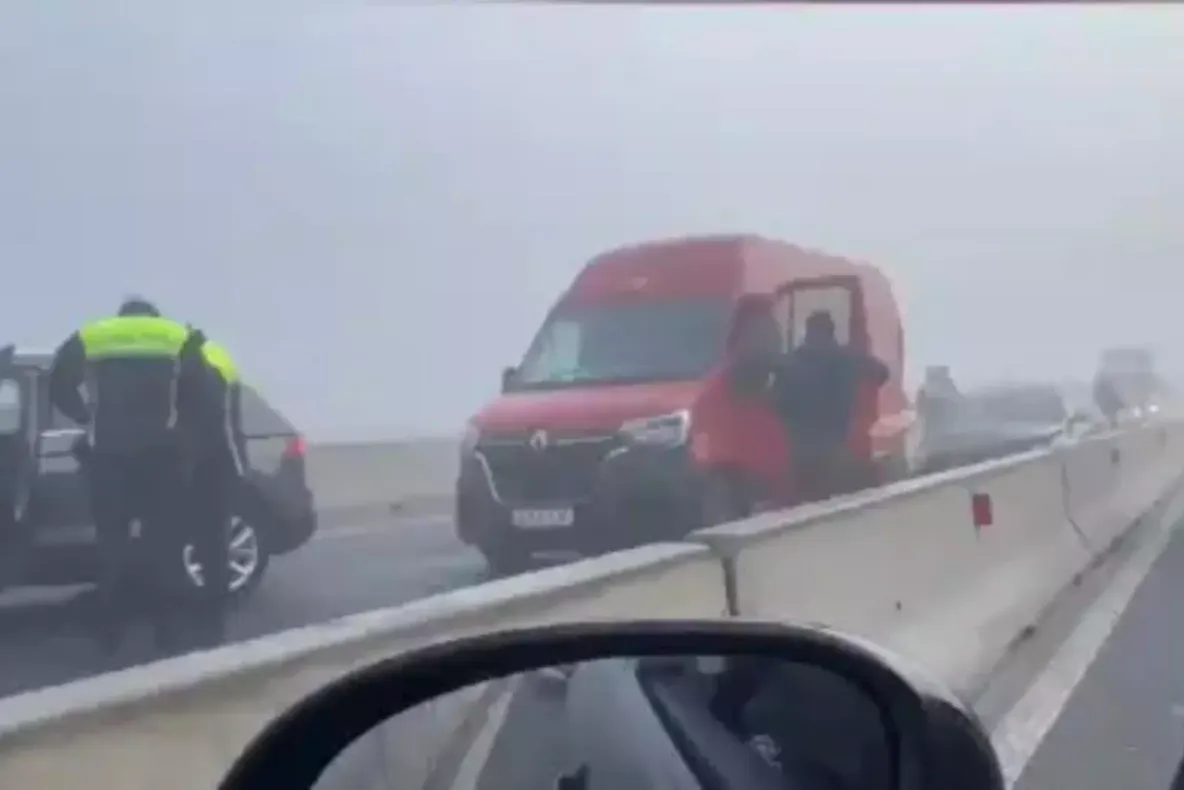 Carambol cu 9 mașini pe DN3, la ieșirea din Constanța. Două persoane au ajuns la spital 