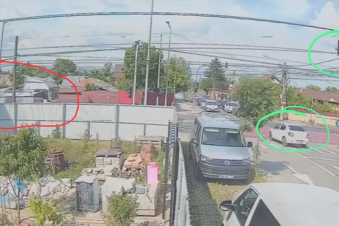 Impact violent în Chitila după ce o basculantă a trecut pe roșu: o mașină a fost spulberată
