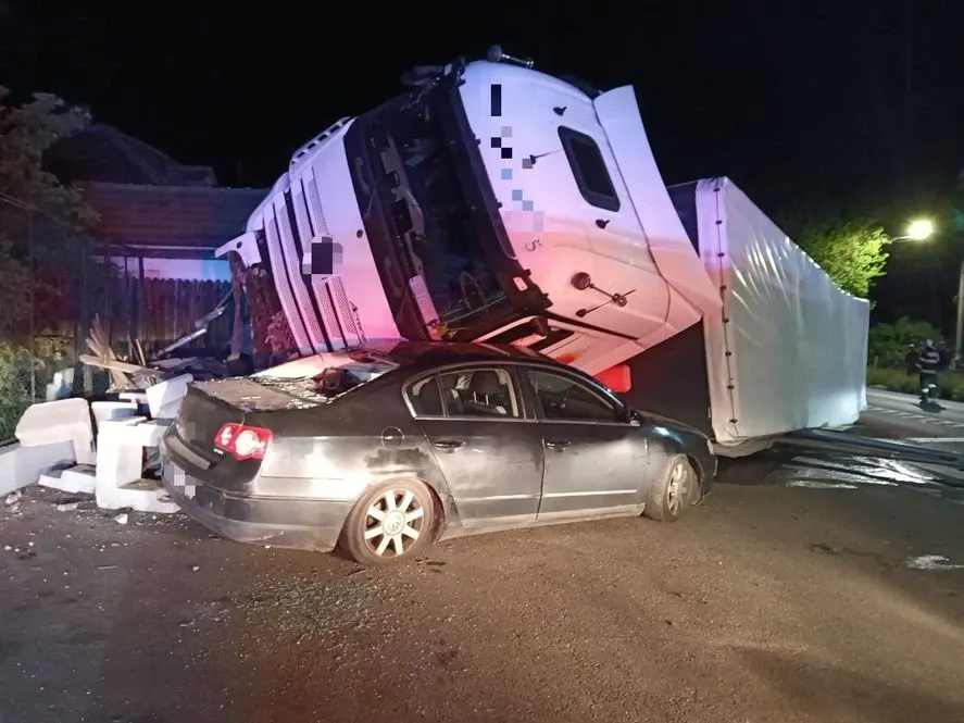 Accident rutier, pe DN 7 în Vâlcea. Un TIR încărcat cu energizante s-a răsturnat peste o mașină parcată