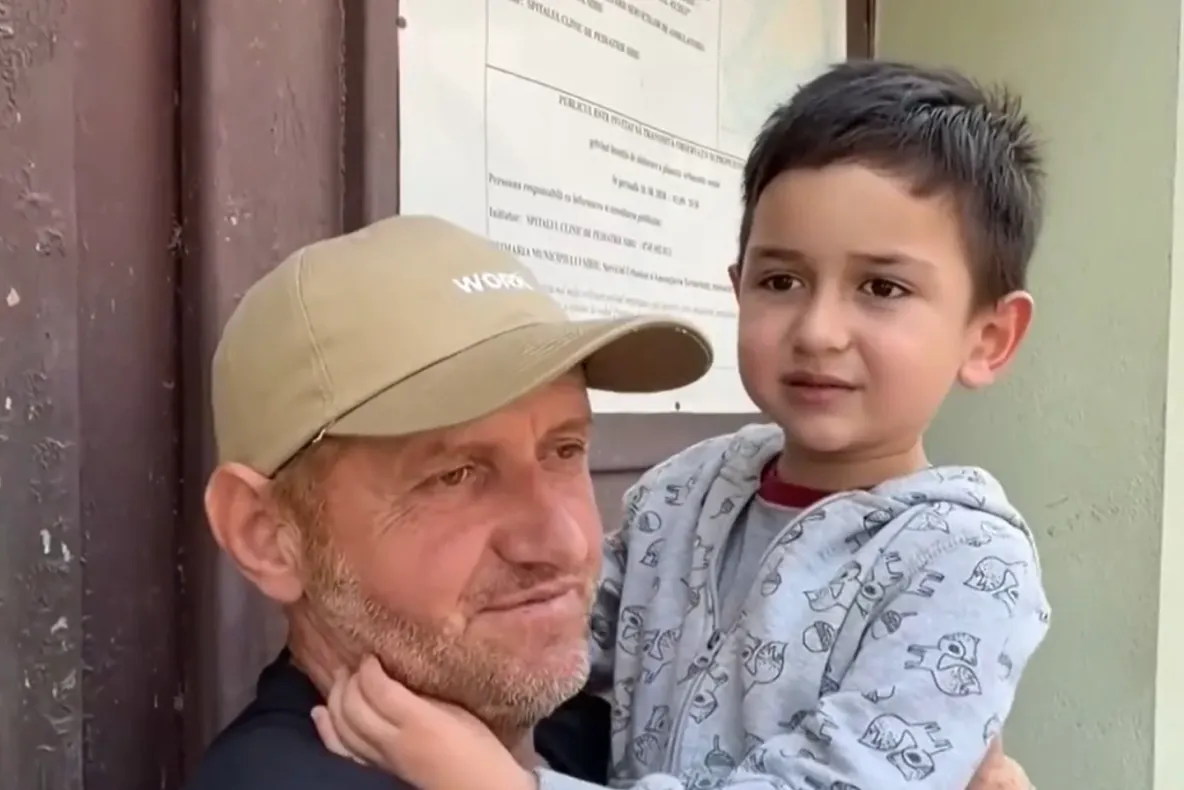 Alex, băiețelul găsit după două zile în pădure, a fost externat din spital. Primele dorințe ale copilului: înghețată, ciocolată și să își vadă sora