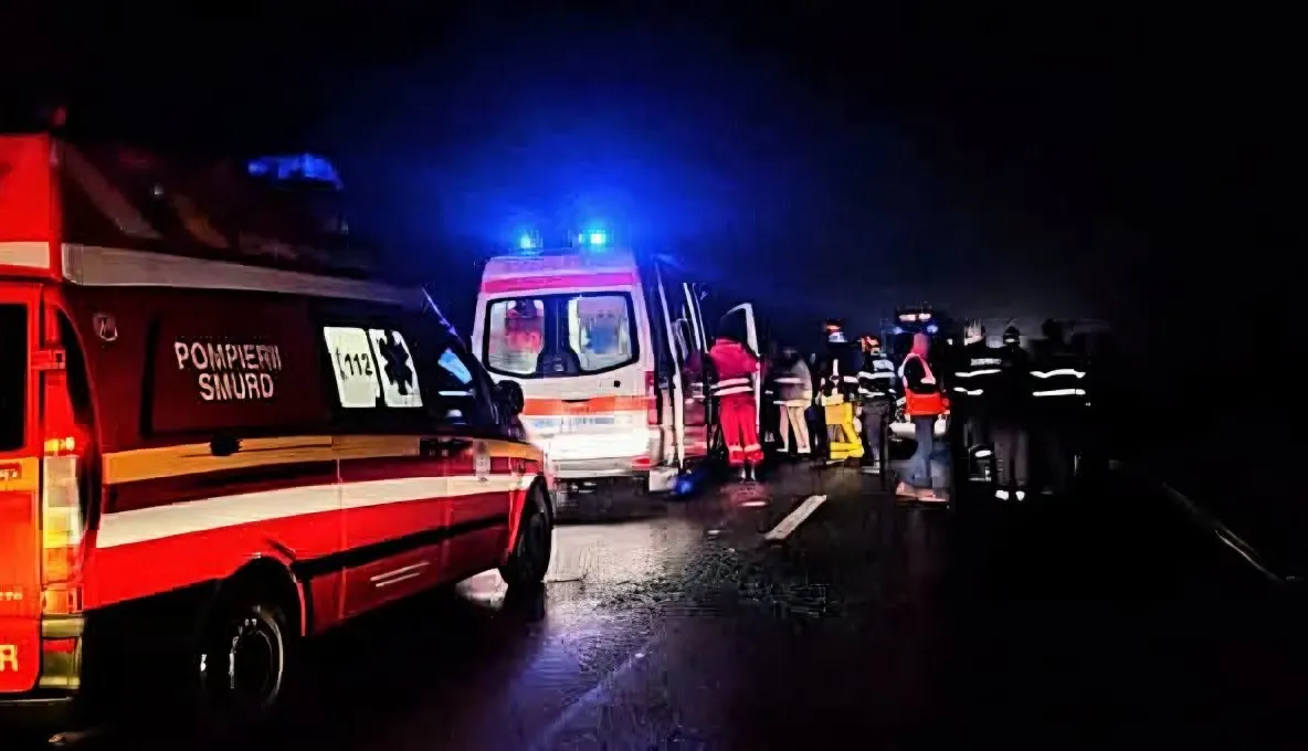Adolescent de 17 ani, mort după ce a căzut cu motocicleta într-un canal de irigații