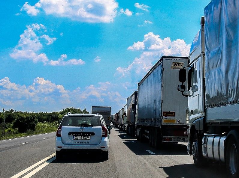 Cozi uriaşe de camioane la graniţa cu Bulgaria