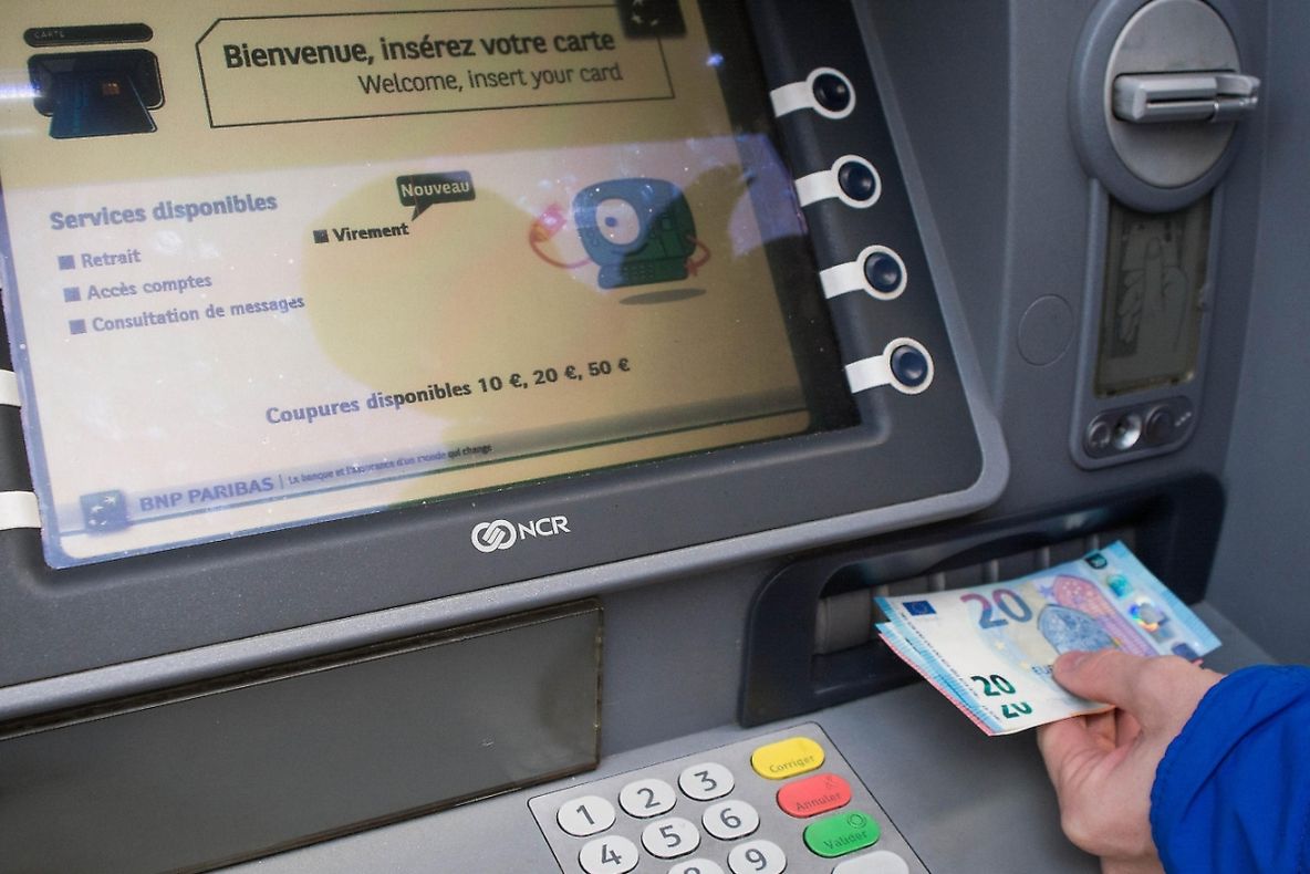 ATENȚIE! Infractorii au inventat noi metode de a fura banii de pe card