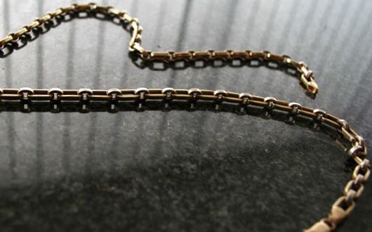 I-a furat bijuteriile unui bătrân pe care îl ajuta la treburile gospodărești