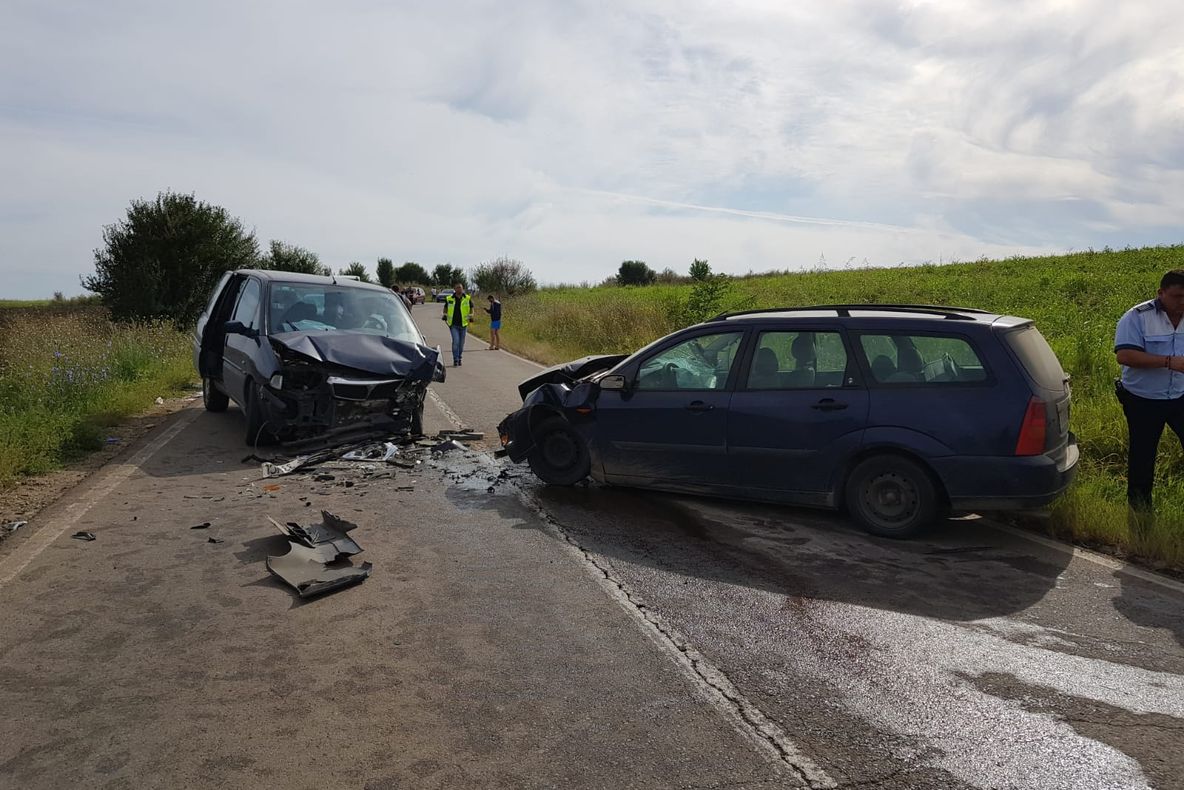 Coliziune între două autoturisme, pe DN 41. Sunt cinci victime