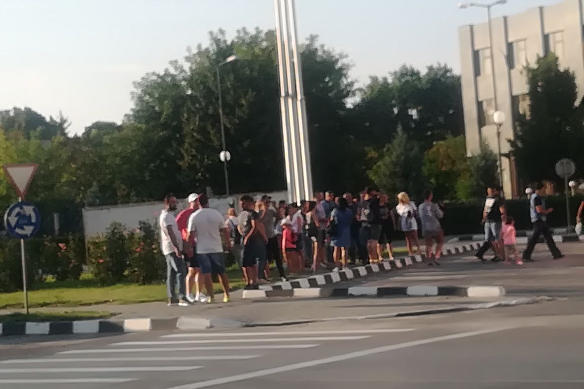 Zeci de tineri au manifestat împotriva unei decizii a Parchetului Giurgiu