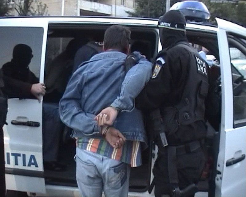 Zeci de infracțiuni la fiecare oră. Cu ce au avut de furcă polițiștii?!