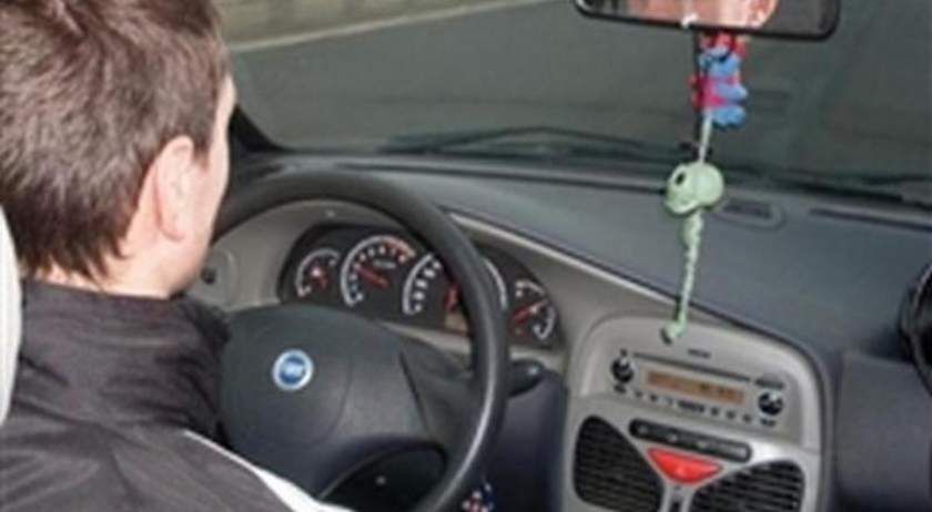 Atenție pe mâna cui lăsați mașina! Tânăr de 18 ani, prins la volan fără permis