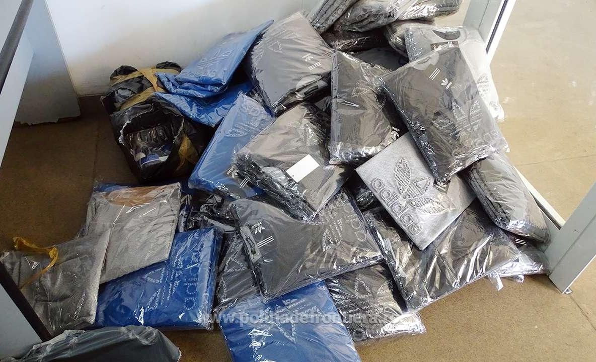 Haine de firmă confiscate de polițiștii de frontieră la Vama Giurgiu