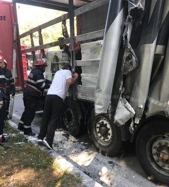 Un autotren încărcat cu vopsea s-a răsturnat și a luat foc, pe DN 5