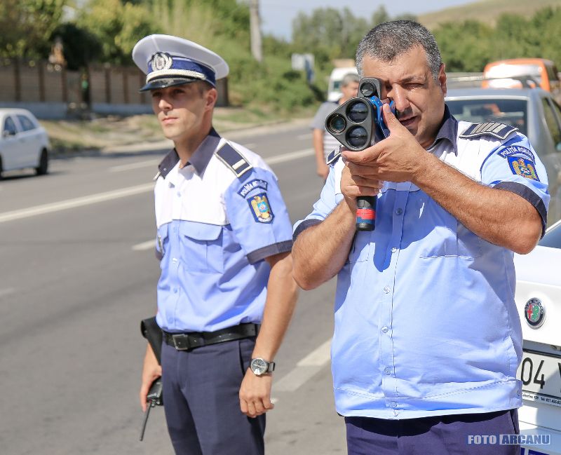 Sute de amenzi și zeci de permise reținute de polițiști în week-end