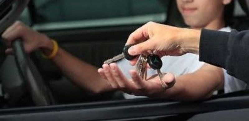 Gest inconştient! Şi-a lăsat copilul să conducă maşina