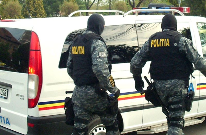 Kilograme de droguri și sume de bani, confiscate de polițiști