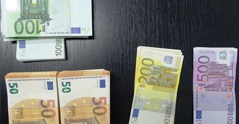 Încercau să scoată ilegal din țară zeci de mii de euro. Unde ascunseseră banii