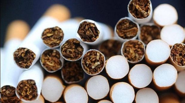 Tânără prinsă în timp ce deținea și comercializa țigări de contrabandă