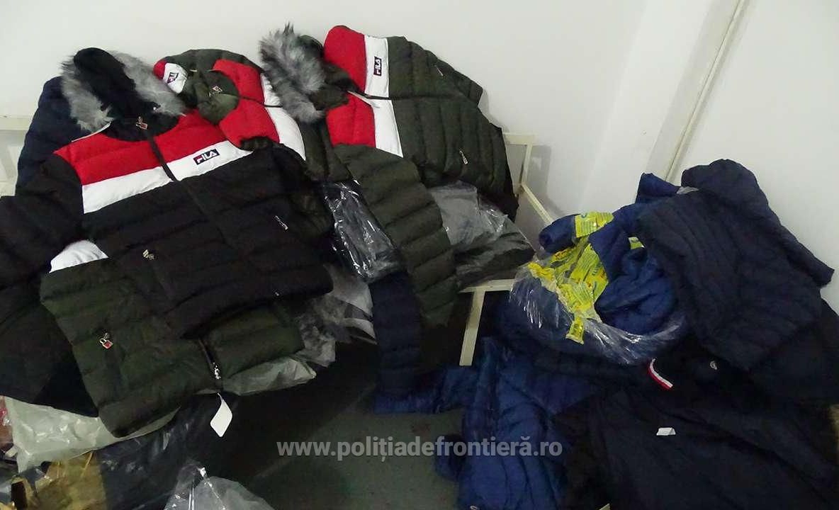Peste 1.000 de articole textile, cosmetice și parfumuri contrafăcute, confiscate de polițiștii de frontieră în Vama Giurgiu