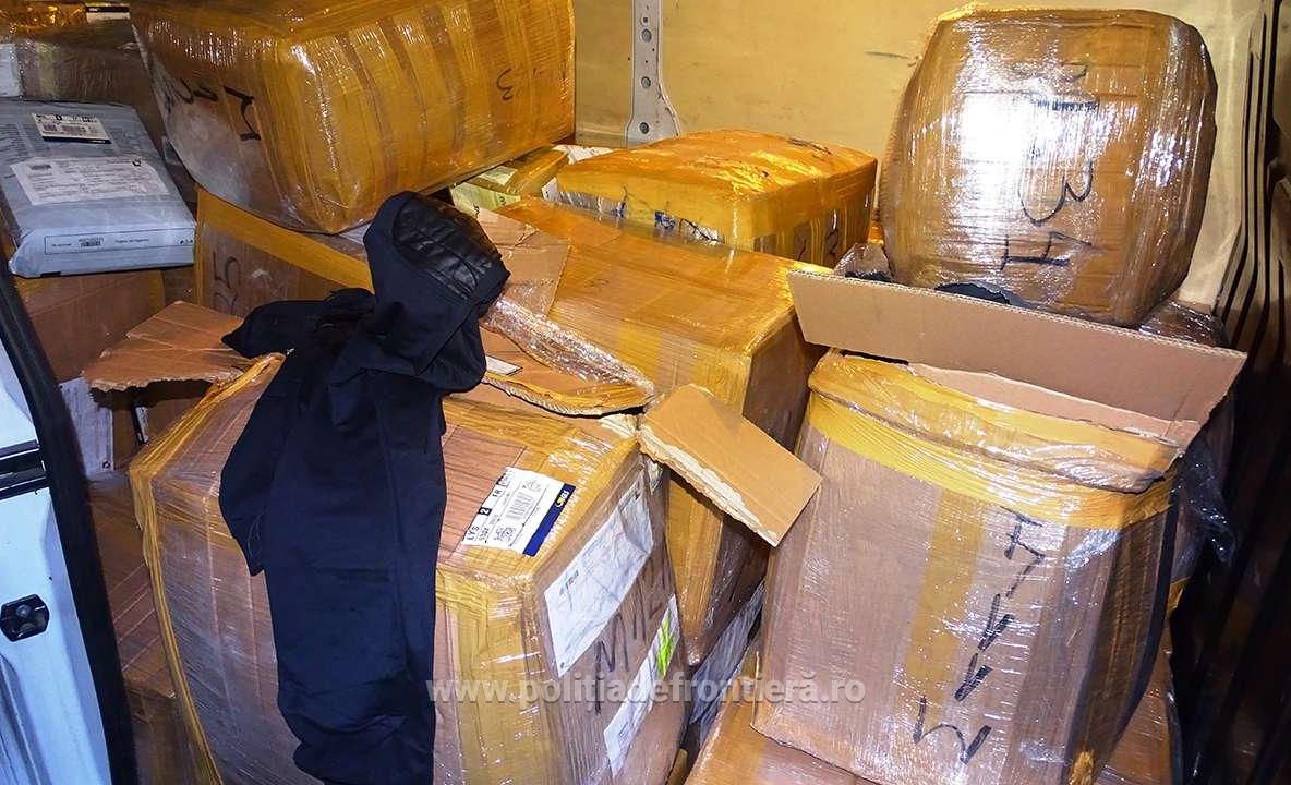 Mii de articole textile, încălţăminte şi parfumuri contrafăcute, confiscate de polițiștii de frontieră giurgiuveni