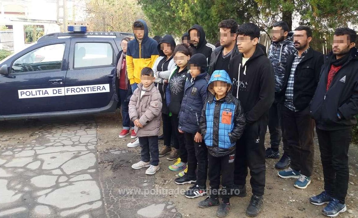 19 cetăţeni din Irak au încercat să intre ilegal în ţară, ascunşi într-un microbuz