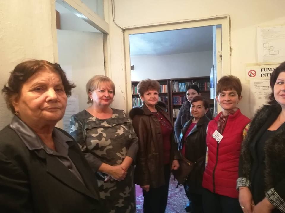 Pensionarii din cartierele Tineretului și București descoperă gratuit calculatorul, la bibliotecă