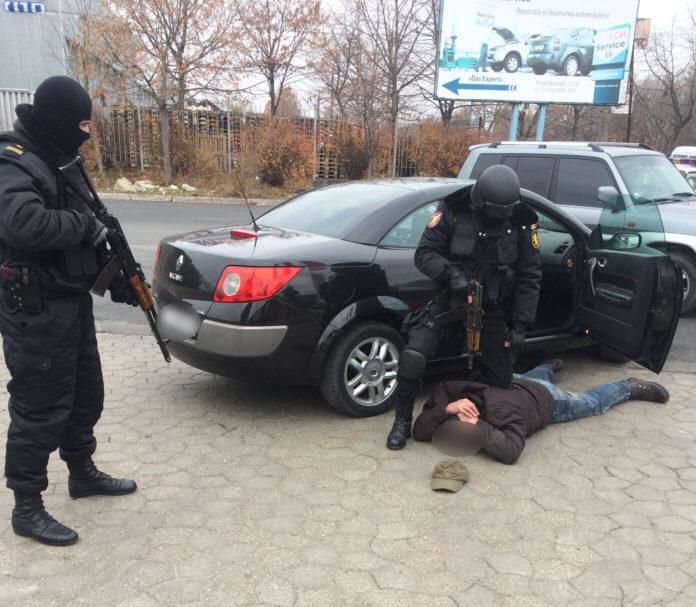 Bărbat prins în flagrant în timp ce primea 2.000 de euro pentru trafic de influență!