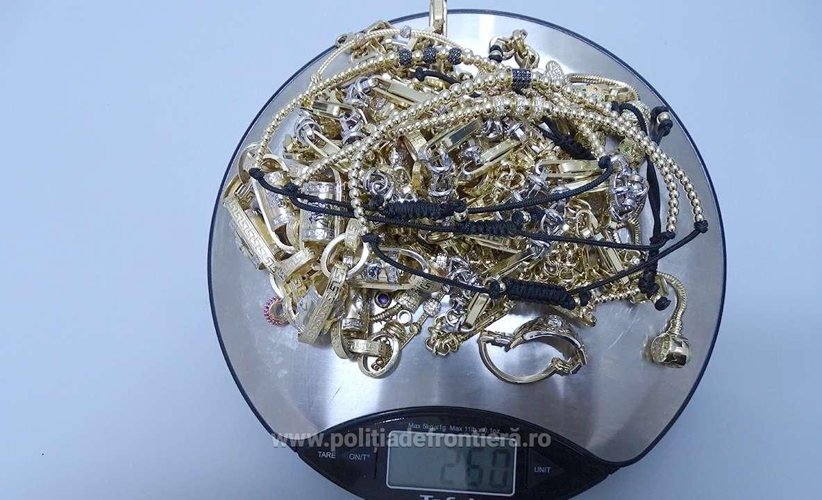 Bijuterii din aur, descoperite de polițiștii de frontieră în Vama Giurgiu