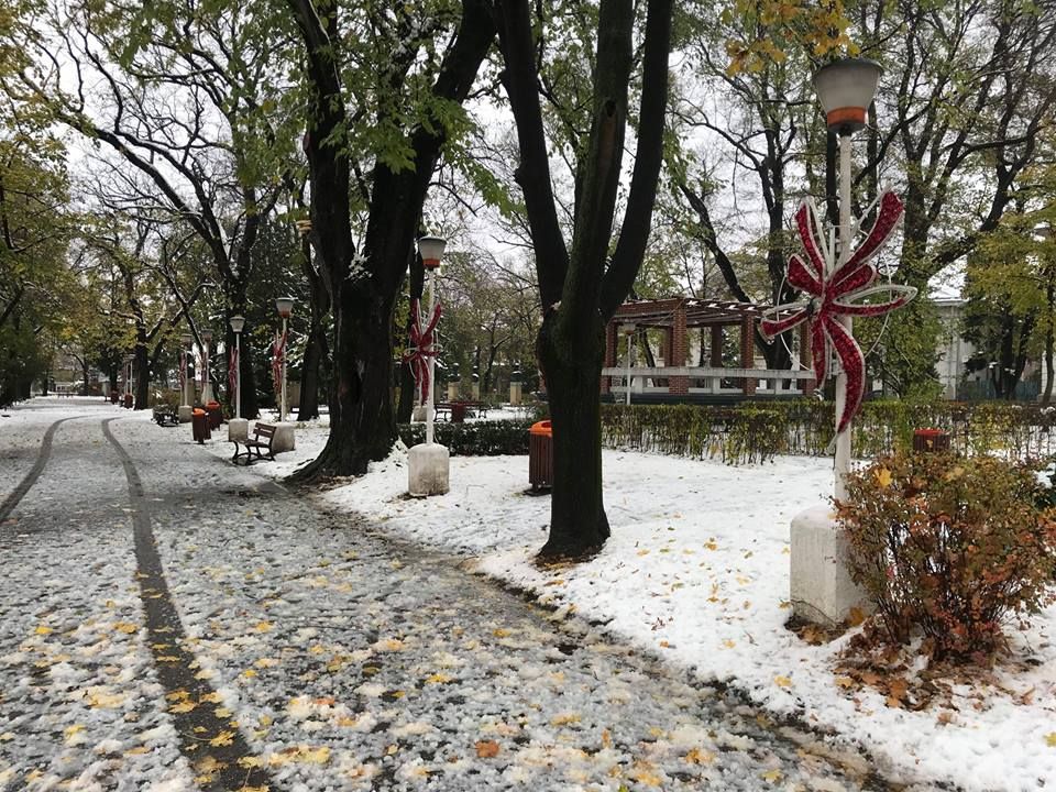 Giurgiu, pregătit de Sărbătorile de iarnă. Sute de ornamente luminoase, pe străzi