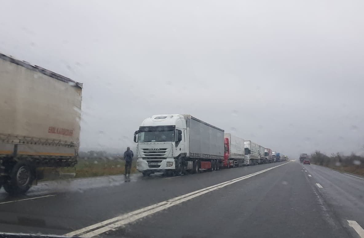 Zeci de camioane așteaptă pe DN 5 să intre în Vama Giurgiu