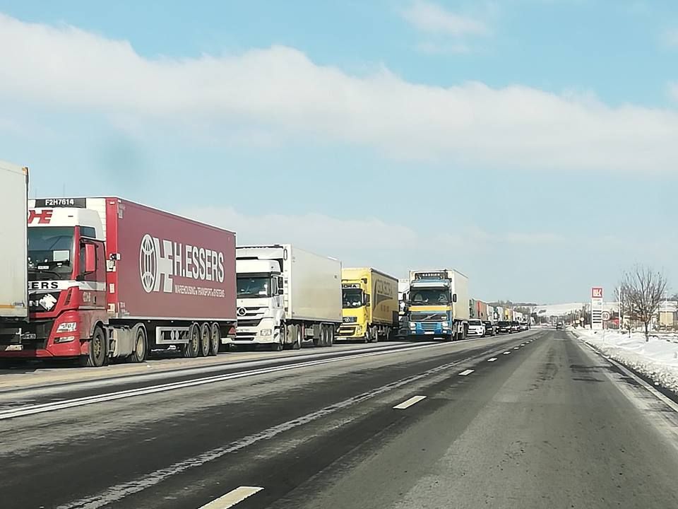 Sute de tiruri blocate în Vama Giurgiu, de Ziua Națională