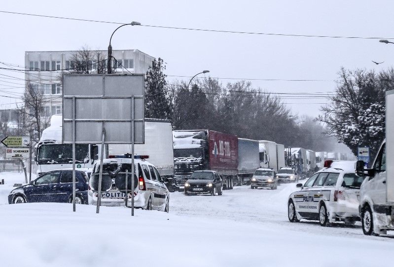 Ninsoare viscolită pe drumurile din județ. Cum se circulă la frontieră